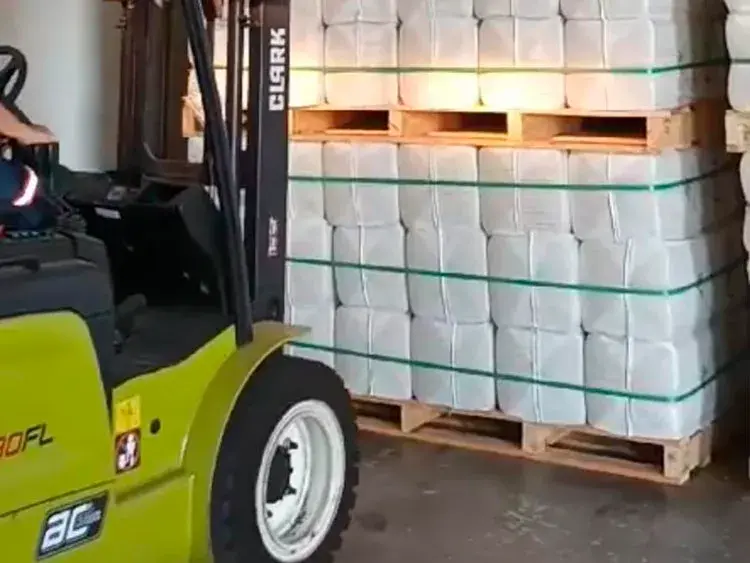 Empilhadeira movimentando paletes na LMG Soluções Logísticas