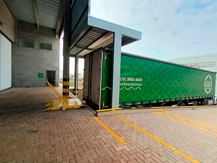 Área de estocagem na LMG Soluções Logísticas com paletes organizados