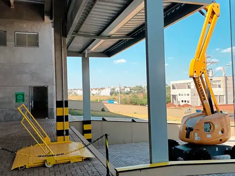 Doca coberta na LMG Soluções Logísticas com rampa niveladora