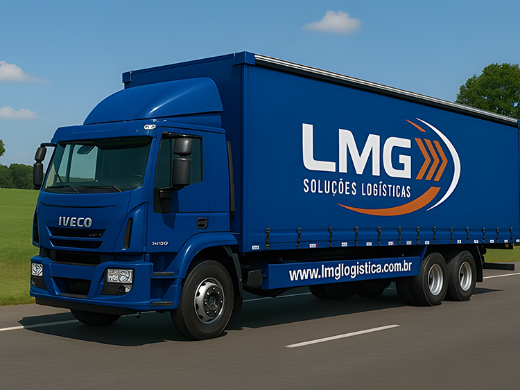 Caminhão com baú personalizado da LMG Soluções Logísticas circulando em rodovia, representando transporte rodoviário eficiente.