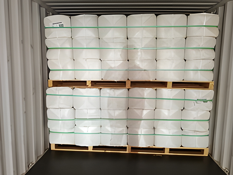 Fardos compactados e embalados sobre paletes dentro de container, prontos para exportação ou transporte nacional.